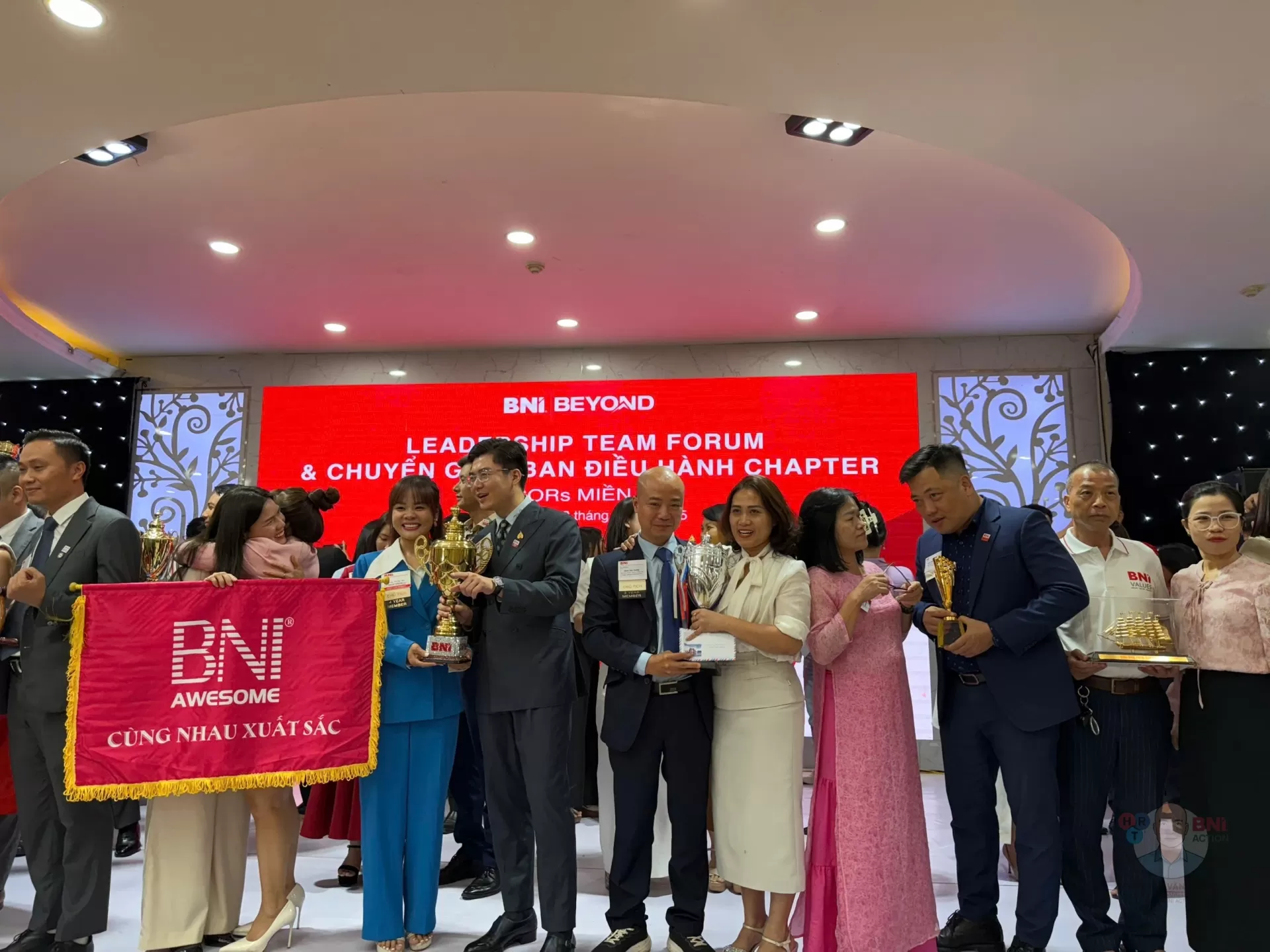 Cựu Chủ tịch Nhiệm kỳ 18 – Trần Thị Lan Hường, đại diện Ban Cố vấn gồm 10 cựu Chủ tịch, đã trang trọng trao cúp lưu niệm và bức tâm thư cho Chủ tịch Đoàn Văn Hoàng.