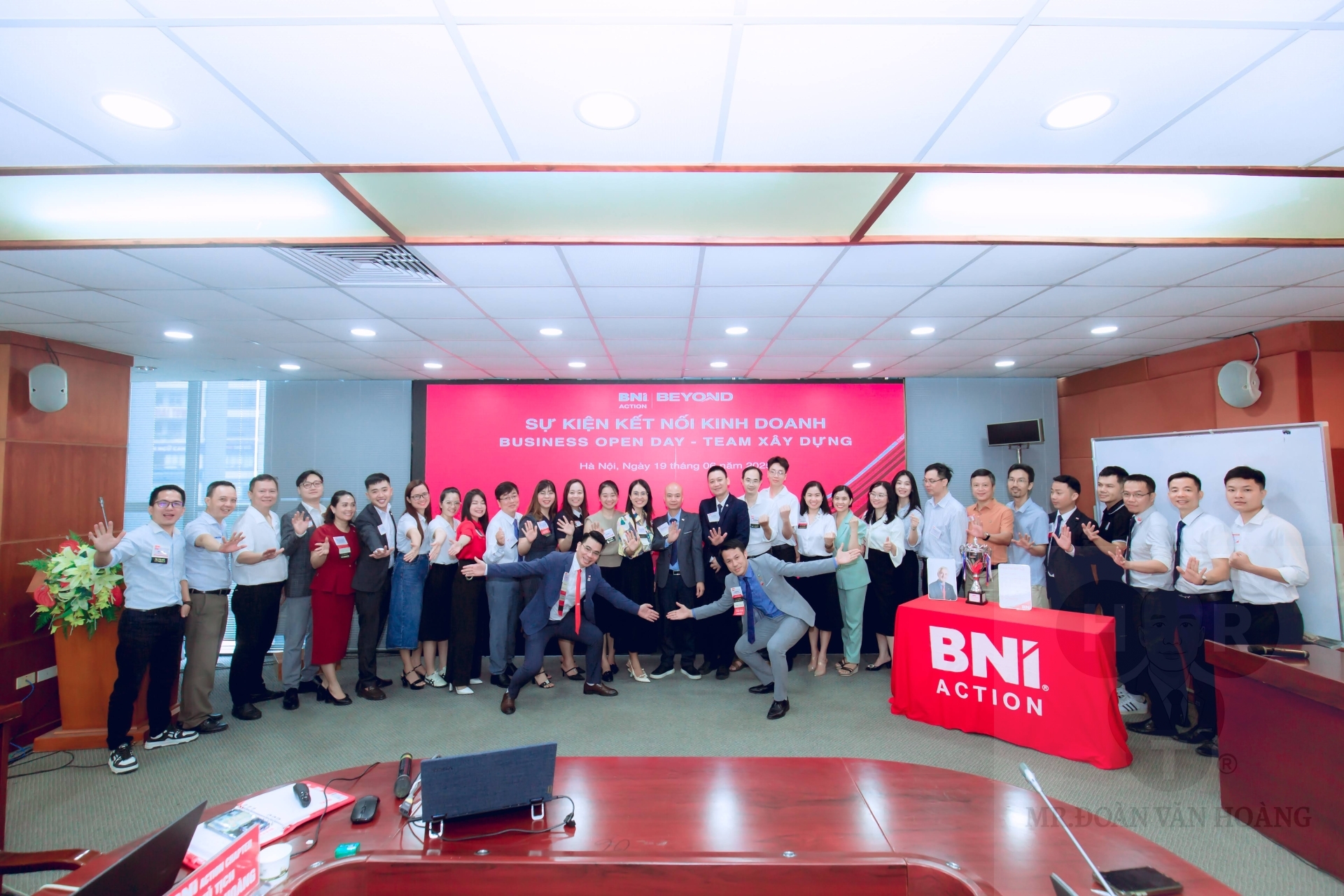 KẾT THÚC BUỔI HỌP BẰNG CẢM HỨNG TỪ CHỦ TỊCH